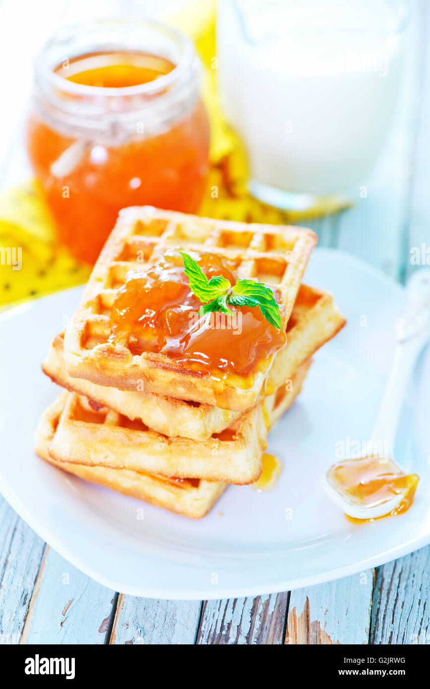 Frittelle con marmellata di albicocche sulla piastra Foto Stock