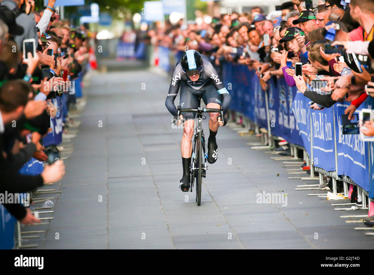 MELBOURNE, Australia - 3 febbraio: Chris Froome sprint alla linea del traguardo sul Prologo scena sul primo giorno del Jayco H Foto Stock