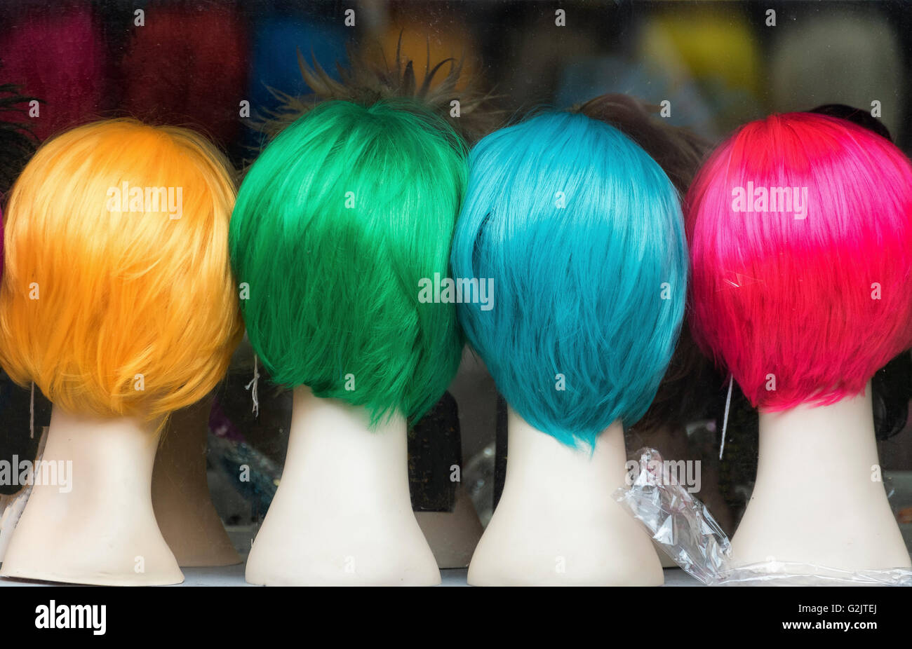 Quattro parrucche colorate in una vetrina a Chinotown a Milano (Lombardia,  Italia Foto stock - Alamy