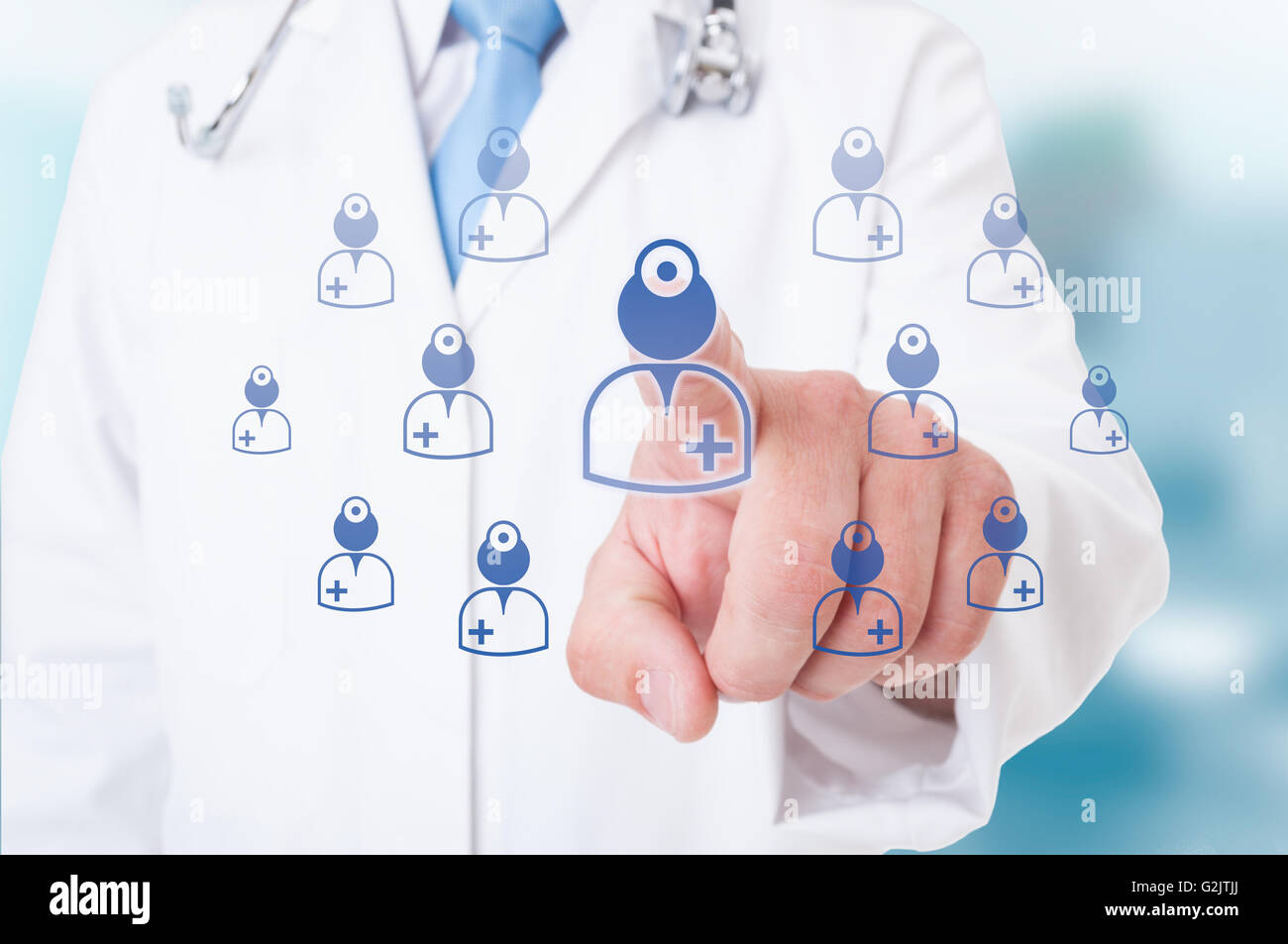 Medico pointig mano sul futuristico icone moderne come servizi medici concetto Foto Stock