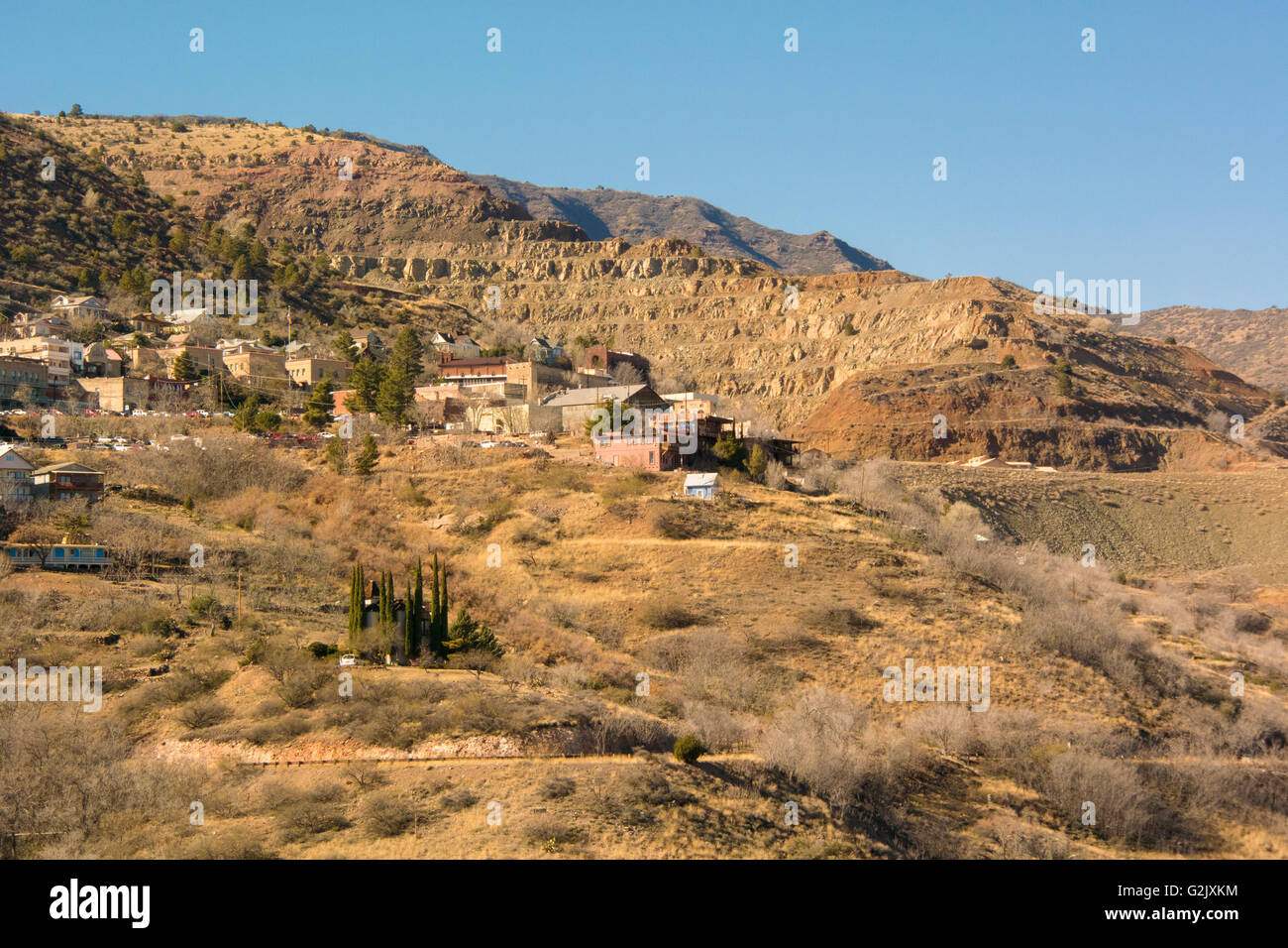Girolamo, Arizona, Nord America. Rame storica città mineraria di recupero di data mining sulla destra Foto Stock