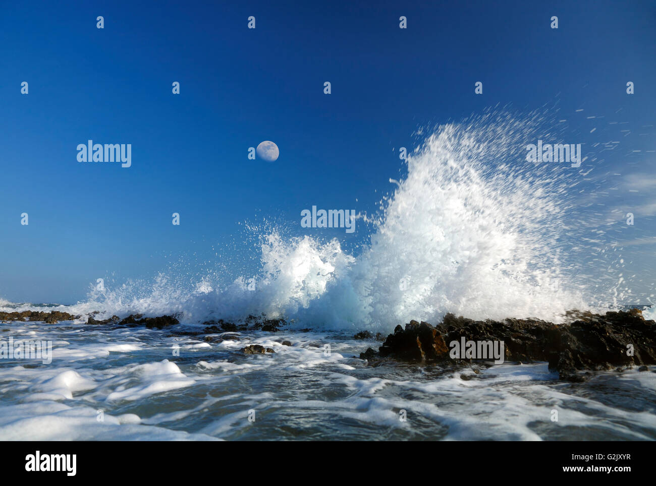 Le onde del mare splash sulla roccia Foto Stock