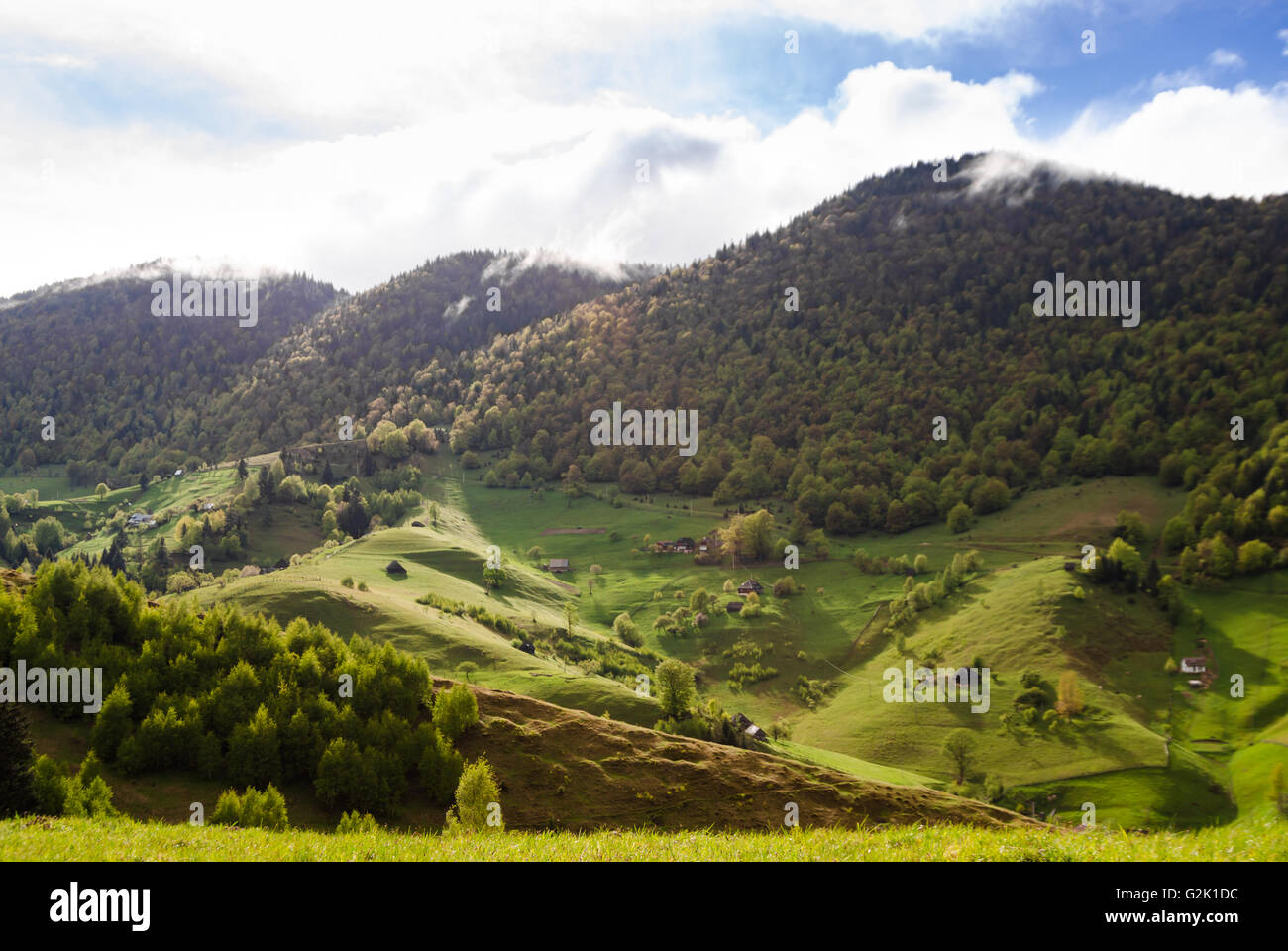 Paesaggio di montagna con piccole case in legno cabine Foto Stock