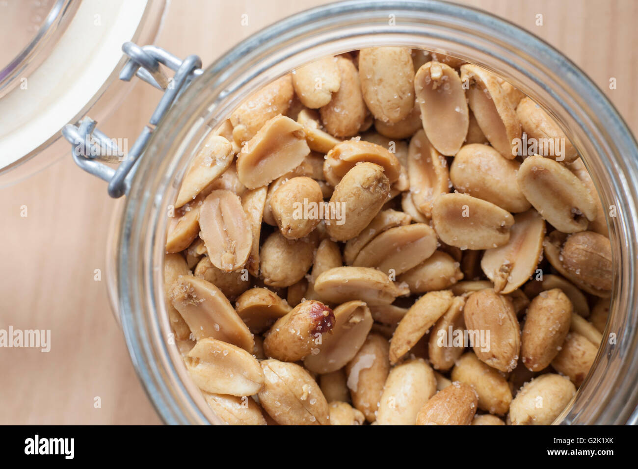 Aprire canning jar con frittura arachidi salate. Messa a fuoco selettiva. Elevato angolo di visione Foto Stock