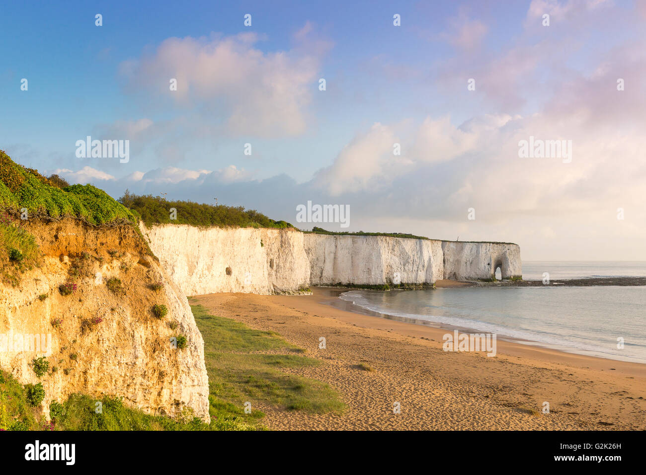 Broadstairs Kent. Vista verso Arco naturale in Chalk cliff Botany Bay Foto Stock