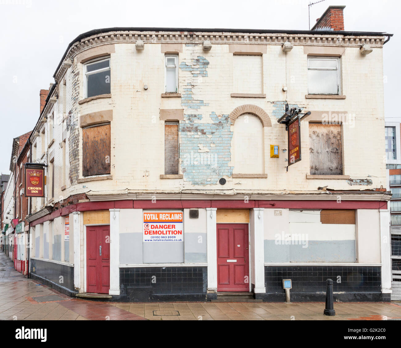 Saliti fino pub e altri edifici in attesa di demolizione, Nottingham, Inghilterra, Regno Unito Foto Stock