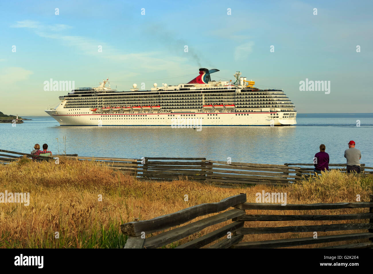 La gente guarda la nave da crociera Carnival legenda sul mare Salish Juan de Fuca Strait prima della data di arrivo in porto-Victoria, British Columbi Foto Stock