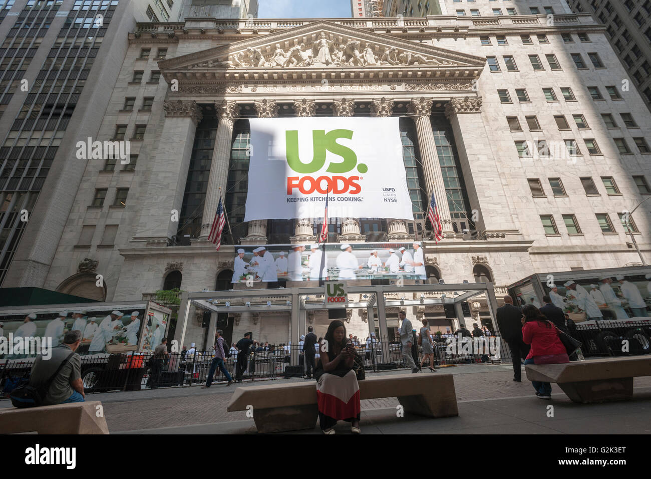 La facciata della Borsa di New York decorato per il primo giorno di negoziazione del US Foods Holding Corp. offerta pubblica iniziale di giovedì, 26 maggio 2016. L'IPO è la seconda più grande di quest'anno negli Stati Uniti il sollevamento $1,02 miliardi. Noi cibi è uno di soltanto due nazionale distributori alimentari negli Stati Uniti, l'altra essendo Sysco che ha tentato un acquisto di alimenti noi lo scorso anno. (© Richard B. Levine) Foto Stock