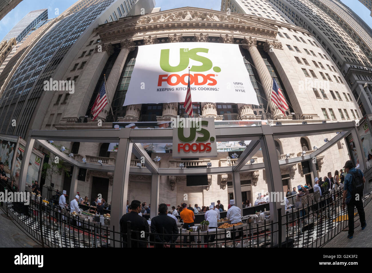 La facciata della Borsa di New York decorato per il primo giorno di negoziazione del US Foods Holding Corp. offerta pubblica iniziale di giovedì, 26 maggio 2016. L'IPO è la seconda più grande di quest'anno negli Stati Uniti il sollevamento $1,02 miliardi. Noi cibi è uno di soltanto due nazionale distributori alimentari negli Stati Uniti, l'altra essendo Sysco che ha tentato un acquisto di alimenti noi lo scorso anno. (© Richard B. Levine) Foto Stock