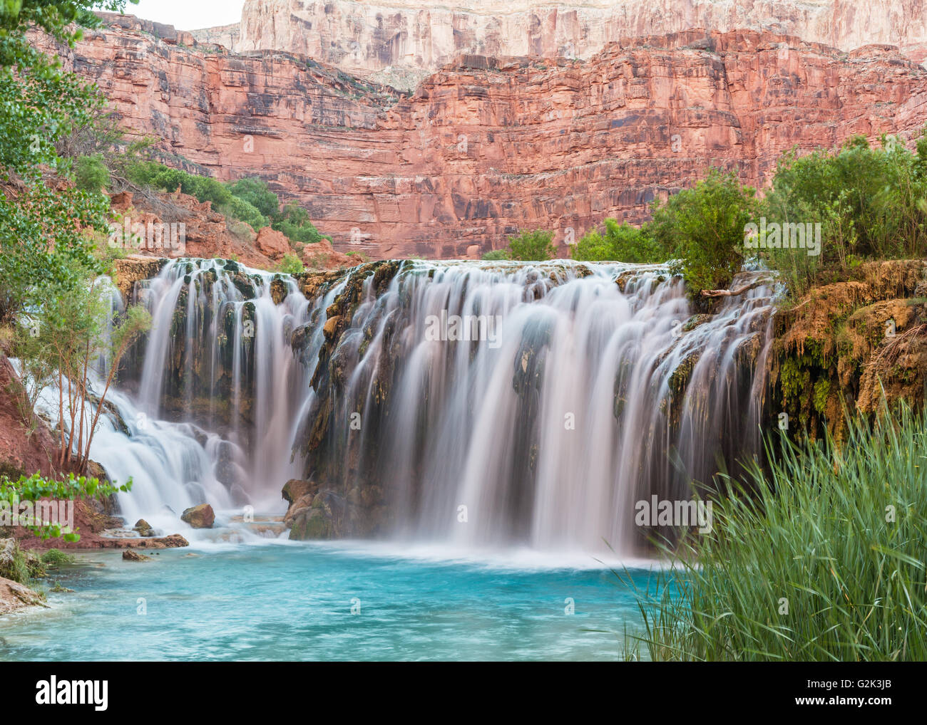 Silky acqua fluisce oltre il Po' Navajo cade in una piscina turchese sul Havasupai Indian Reservation nel Grand Canyon. Foto Stock