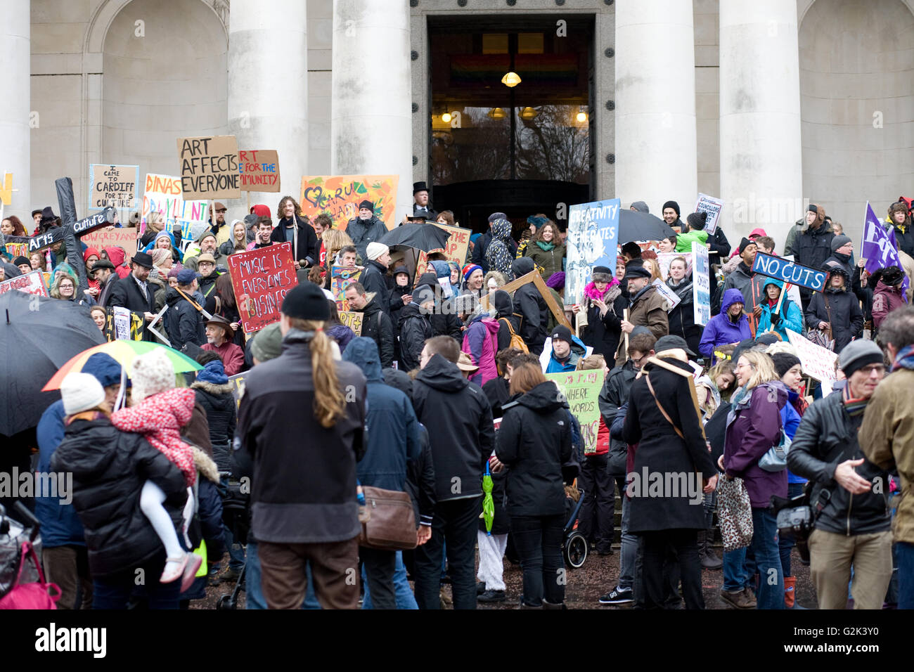 La cultura marzo ha avuto luogo a Cardiff il 6 febbraio in segno di protesta contro il Consiglio di Cardiff's £700.000 arts tagli di bilancio. Foto Stock