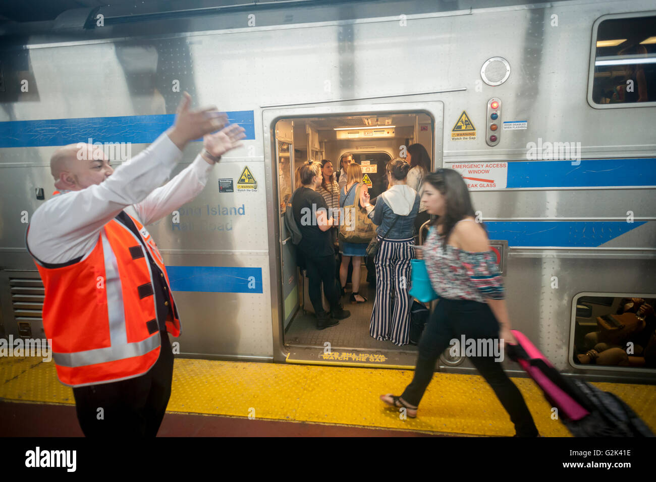 Migliaia pack la palla di cannone alla Stazione Penn di New York di uscire dalla città per il weekend del Memorial Day Venerdì 27 Maggio, 2016. Ogni venerdì durante il periodo estivo il treno, consistente di double-decker cars tirato da un potente dual-mode locomotiva, correrà express per Westhampton sull'Isola Lunga rendendo le 76 miglia di viaggio in 94 minuti. Da Westhampton continuerà a punti a est che arrivano in corrispondenza della punta dell'isola, Montauk. La domenica il treno procederà in retromarcia e tornare alla stazione di Penn. Il treno è il solo nome eseguito su ferrovia. Il viaggio da Penn Station a Montauk terminale è 117 Foto Stock