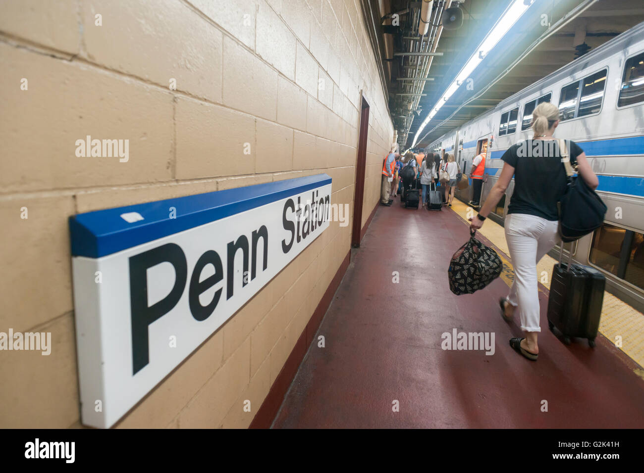 Migliaia pack la palla di cannone alla Stazione Penn di New York di uscire dalla città per il weekend del Memorial Day Venerdì 27 Maggio, 2016. Ogni venerdì durante il periodo estivo il treno, consistente di double-decker cars tirato da un potente dual-mode locomotiva, correrà express per Westhampton sull'Isola Lunga rendendo le 76 miglia di viaggio in 94 minuti. Da Westhampton continuerà a punti a est che arrivano in corrispondenza della punta dell'isola, Montauk. La domenica il treno procederà in retromarcia e tornare alla stazione di Penn. Il treno è il solo nome eseguito su ferrovia. Il viaggio da Penn Station a Montauk terminale è 117 Foto Stock