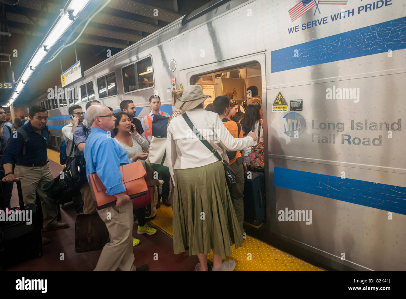 Migliaia pack la palla di cannone alla Stazione Penn di New York di uscire dalla città per il weekend del Memorial Day Venerdì 27 Maggio, 2016. Ogni venerdì durante il periodo estivo il treno, consistente di double-decker cars tirato da un potente dual-mode locomotiva, correrà express per Westhampton sull'Isola Lunga rendendo le 76 miglia di viaggio in 94 minuti. Da Westhampton continuerà a punti a est che arrivano in corrispondenza della punta dell'isola, Montauk. La domenica il treno procederà in retromarcia e tornare alla stazione di Penn. Il treno è il solo nome eseguito su ferrovia. Il viaggio da Penn Station a Montauk terminale è 117 Foto Stock