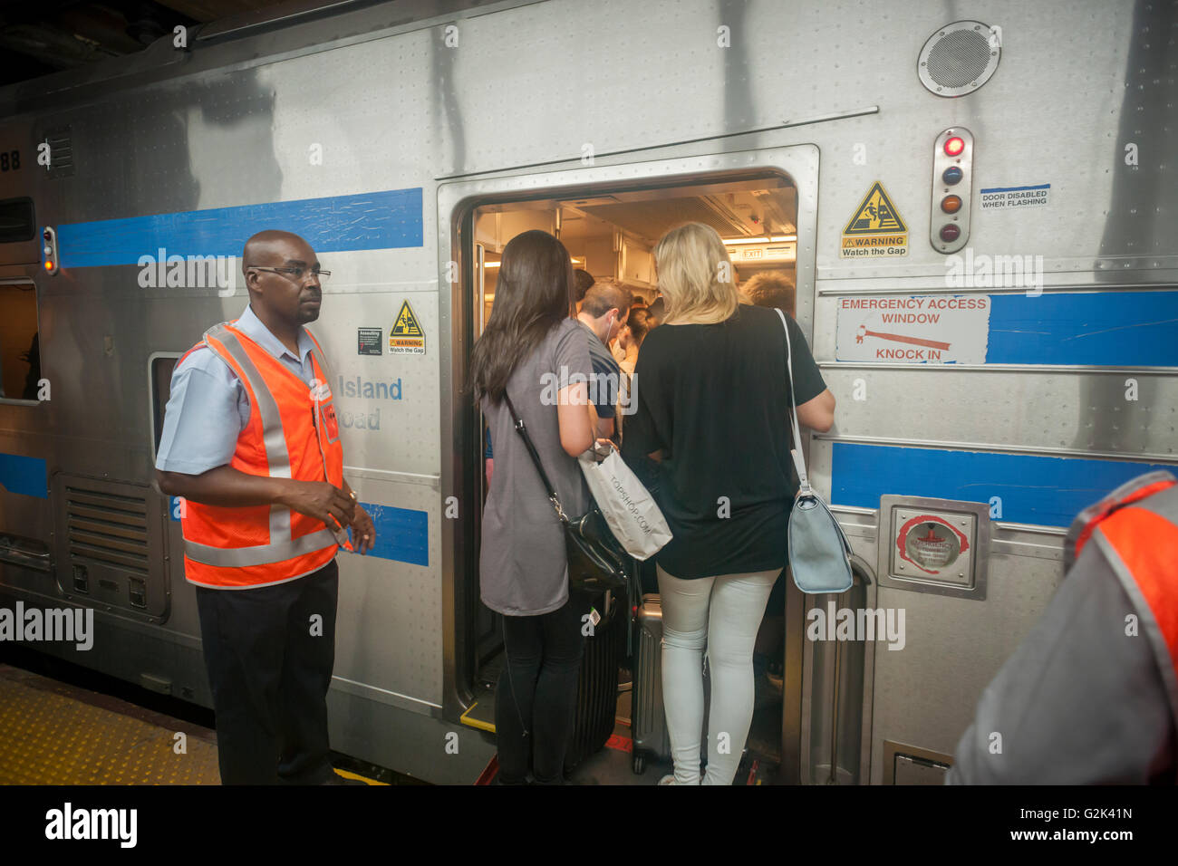 Migliaia pack la palla di cannone alla Stazione Penn di New York di uscire dalla città per il weekend del Memorial Day Venerdì 27 Maggio, 2016. Ogni venerdì durante il periodo estivo il treno, consistente di double-decker cars tirato da un potente dual-mode locomotiva, correrà express per Westhampton sull'Isola Lunga rendendo le 76 miglia di viaggio in 94 minuti. Da Westhampton continuerà a punti a est che arrivano in corrispondenza della punta dell'isola, Montauk. La domenica il treno procederà in retromarcia e tornare alla stazione di Penn. Il treno è il solo nome eseguito su ferrovia. Il viaggio da Penn Station a Montauk terminale è 117 Foto Stock