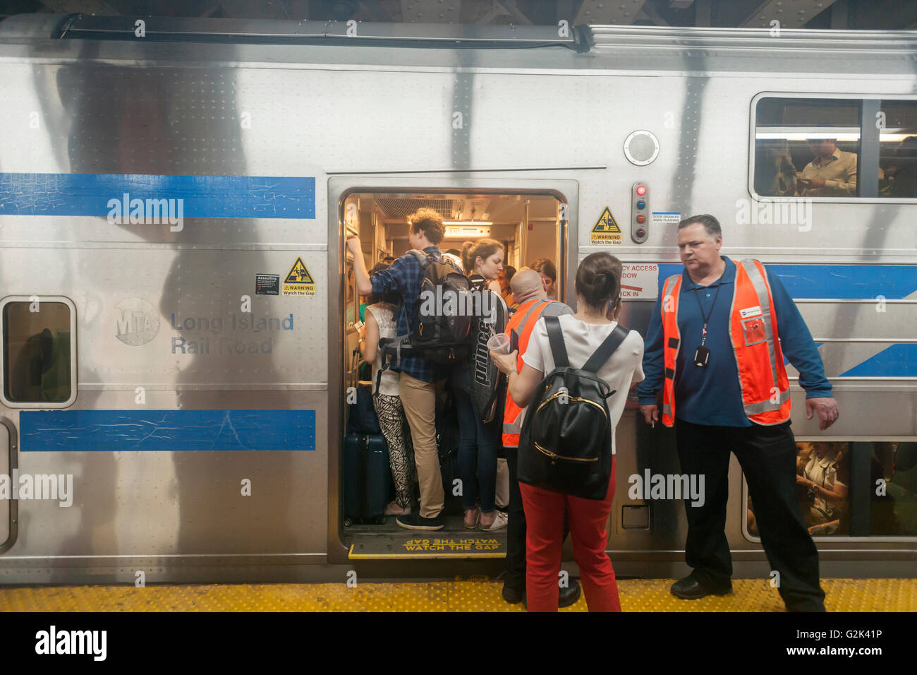 Migliaia pack la palla di cannone alla Stazione Penn di New York di uscire dalla città per il weekend del Memorial Day Venerdì 27 Maggio, 2016. Ogni venerdì durante il periodo estivo il treno, consistente di double-decker cars tirato da un potente dual-mode locomotiva, correrà express per Westhampton sull'Isola Lunga rendendo le 76 miglia di viaggio in 94 minuti. Da Westhampton continuerà a punti a est che arrivano in corrispondenza della punta dell'isola, Montauk. La domenica il treno procederà in retromarcia e tornare alla stazione di Penn. Il treno è il solo nome eseguito su ferrovia. Il viaggio da Penn Station a Montauk terminale è 117 Foto Stock
