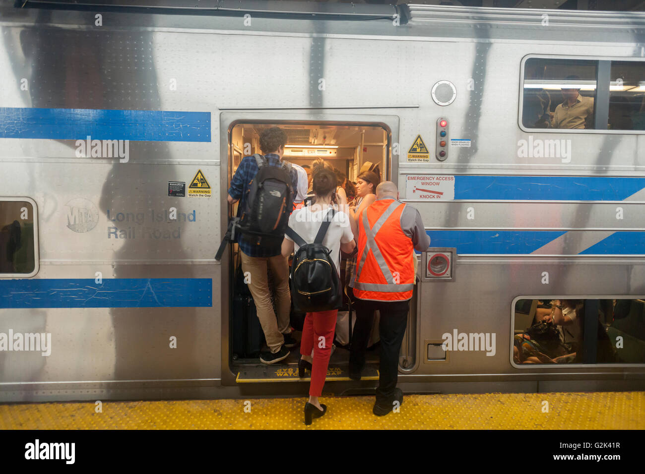 Migliaia pack la palla di cannone alla Stazione Penn di New York di uscire dalla città per il weekend del Memorial Day Venerdì 27 Maggio, 2016. Ogni venerdì durante il periodo estivo il treno, consistente di double-decker cars tirato da un potente dual-mode locomotiva, correrà express per Westhampton sull'Isola Lunga rendendo le 76 miglia di viaggio in 94 minuti. Da Westhampton continuerà a punti a est che arrivano in corrispondenza della punta dell'isola, Montauk. La domenica il treno procederà in retromarcia e tornare alla stazione di Penn. Il treno è il solo nome eseguito su ferrovia. Il viaggio da Penn Station a Montauk terminale è 117 Foto Stock