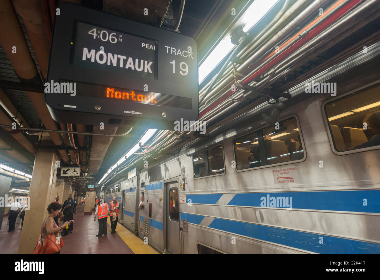 La palla di cannone alla Stazione Penn di New York durante il weekend del Memorial Day Venerdì 27 Maggio, 2016. Ogni venerdì durante il periodo estivo il treno, consistente di double-decker cars tirato da un potente dual-mode locomotiva, correrà express per Westhampton sull'Isola Lunga rendendo le 76 miglia di viaggio in 94 minuti. Da Westhampton continuerà a punti a est che arrivano in corrispondenza della punta dell'isola, Montauk. La domenica il treno procederà in retromarcia e tornare alla stazione di Penn. Il treno è il solo nome eseguito su ferrovia. Il viaggio da Penn Station a Montauk terminale è 117 miglia rendendo il treno il più lungo Foto Stock