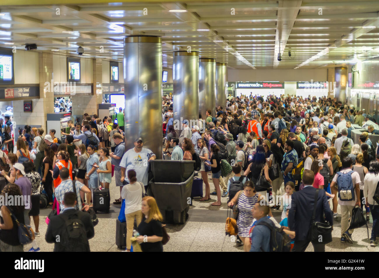 Migliaia pack Stazione Penn di New York di uscire dalla città per il weekend del Memorial Day Venerdì 27 Maggio, 2016. Ogni venerdì durante il periodo estivo il treno, consistente di double-decker cars tirato da un potente dual-mode locomotiva, correrà express per Westhampton sull'Isola Lunga rendendo le 76 miglia di viaggio in 94 minuti. Da Westhampton continuerà a punti a est che arrivano in corrispondenza della punta dell'isola, Montauk. La domenica il treno procederà in retromarcia e tornare alla stazione di Penn. Il treno è il solo nome eseguito su ferrovia. Il viaggio da Penn Station a Montauk terminale è 117 miglia rendendo il Foto Stock