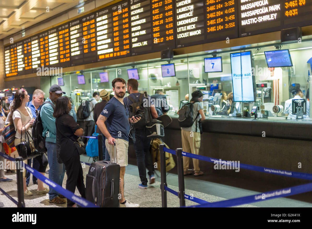 Migliaia pack Stazione Penn di New York di uscire dalla città per il weekend del Memorial Day Venerdì 27 Maggio, 2016. Ogni venerdì durante il periodo estivo il treno, consistente di double-decker cars tirato da un potente dual-mode locomotiva, correrà express per Westhampton sull'Isola Lunga rendendo le 76 miglia di viaggio in 94 minuti. Da Westhampton continuerà a punti a est che arrivano in corrispondenza della punta dell'isola, Montauk. La domenica il treno procederà in retromarcia e tornare alla stazione di Penn. Il treno è il solo nome eseguito su ferrovia. Il viaggio da Penn Station a Montauk terminale è 117 miglia rendendo il Foto Stock