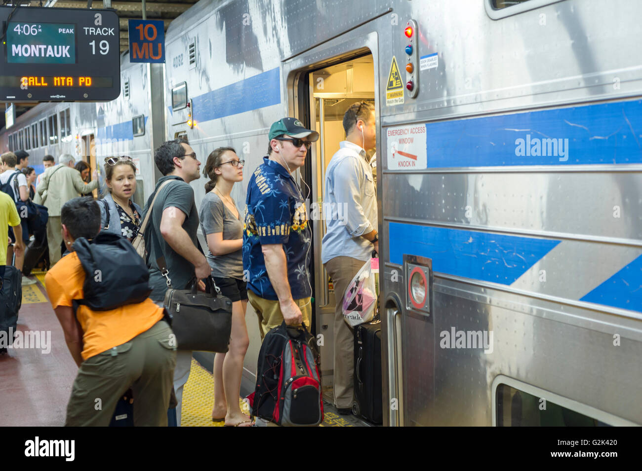 Migliaia pack la palla di cannone alla Stazione Penn di New York di uscire dalla città per il weekend del Memorial Day Venerdì 27 Maggio, 2016. Ogni venerdì durante il periodo estivo il treno, consistente di double-decker cars tirato da un potente dual-mode locomotiva, correrà express per Westhampton sull'Isola Lunga rendendo le 76 miglia di viaggio in 94 minuti. Da Westhampton continuerà a punti a est che arrivano in corrispondenza della punta dell'isola, Montauk. La domenica il treno procederà in retromarcia e tornare alla stazione di Penn. Il treno è il solo nome eseguito su ferrovia. Il viaggio da Penn Station a Montauk terminale è 117 Foto Stock