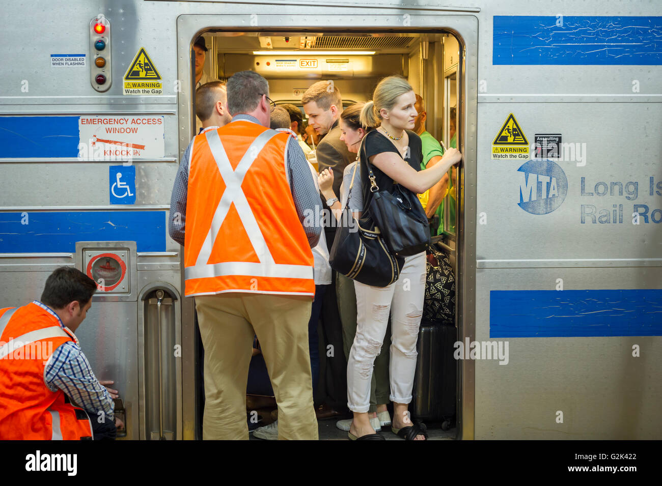 Migliaia pack la palla di cannone alla Stazione Penn di New York di uscire dalla città per il weekend del Memorial Day Venerdì 27 Maggio, 2016. Ogni venerdì durante il periodo estivo il treno, consistente di double-decker cars tirato da un potente dual-mode locomotiva, correrà express per Westhampton sull'Isola Lunga rendendo le 76 miglia di viaggio in 94 minuti. Da Westhampton continuerà a punti a est che arrivano in corrispondenza della punta dell'isola, Montauk. La domenica il treno procederà in retromarcia e tornare alla stazione di Penn. Il treno è il solo nome eseguito su ferrovia. Il viaggio da Penn Station a Montauk terminale è 117 Foto Stock