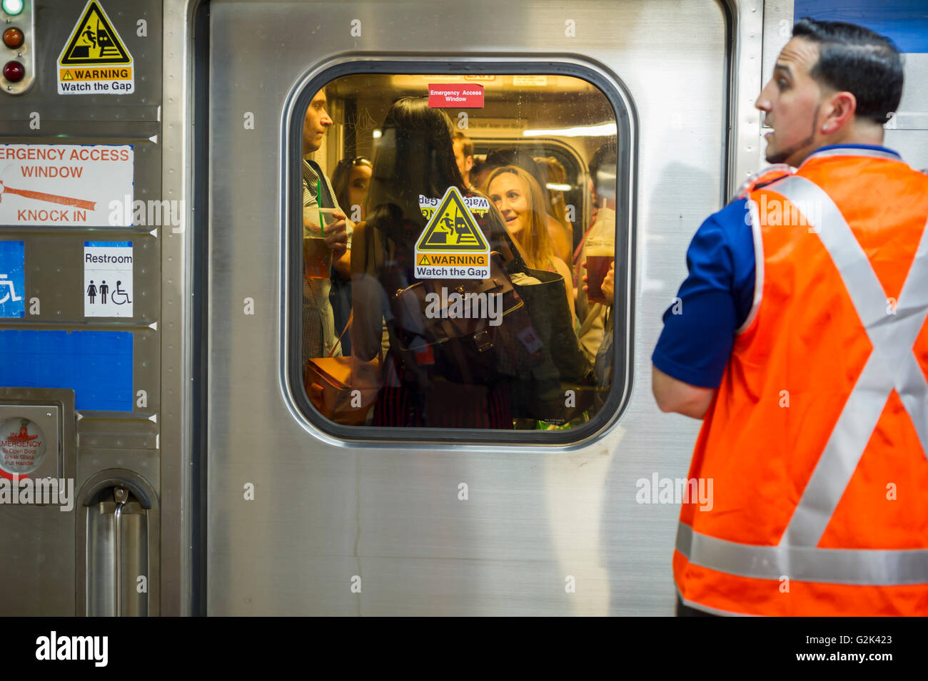 Migliaia pack la palla di cannone alla Stazione Penn di New York di uscire dalla città per il weekend del Memorial Day Venerdì 27 Maggio, 2016. Ogni venerdì durante il periodo estivo il treno, consistente di double-decker cars tirato da un potente dual-mode locomotiva, correrà express per Westhampton sull'Isola Lunga rendendo le 76 miglia di viaggio in 94 minuti. Da Westhampton continuerà a punti a est che arrivano in corrispondenza della punta dell'isola, Montauk. La domenica il treno procederà in retromarcia e tornare alla stazione di Penn. Il treno è il solo nome eseguito su ferrovia. Il viaggio da Penn Station a Montauk terminale è 117 Foto Stock