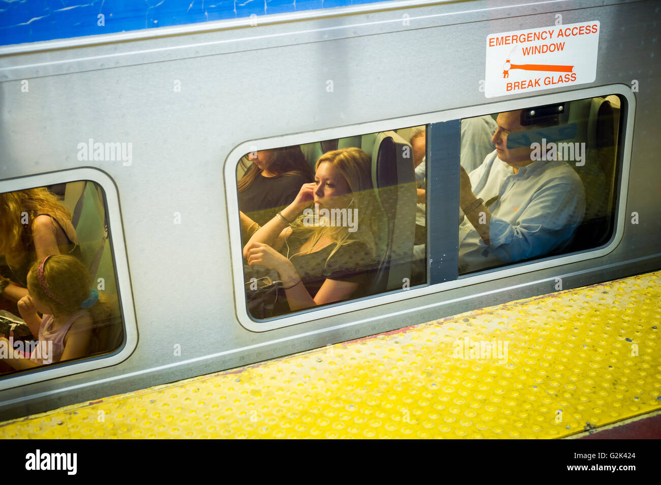 Migliaia pack la palla di cannone alla Stazione Penn di New York di uscire dalla città per il weekend del Memorial Day Venerdì 27 Maggio, 2016. Ogni venerdì durante il periodo estivo il treno, consistente di double-decker cars tirato da un potente dual-mode locomotiva, correrà express per Westhampton sull'Isola Lunga rendendo le 76 miglia di viaggio in 94 minuti. Da Westhampton continuerà a punti a est che arrivano in corrispondenza della punta dell'isola, Montauk. La domenica il treno procederà in retromarcia e tornare alla stazione di Penn. Il treno è il solo nome eseguito su ferrovia. Il viaggio da Penn Station a Montauk terminale è 117 Foto Stock