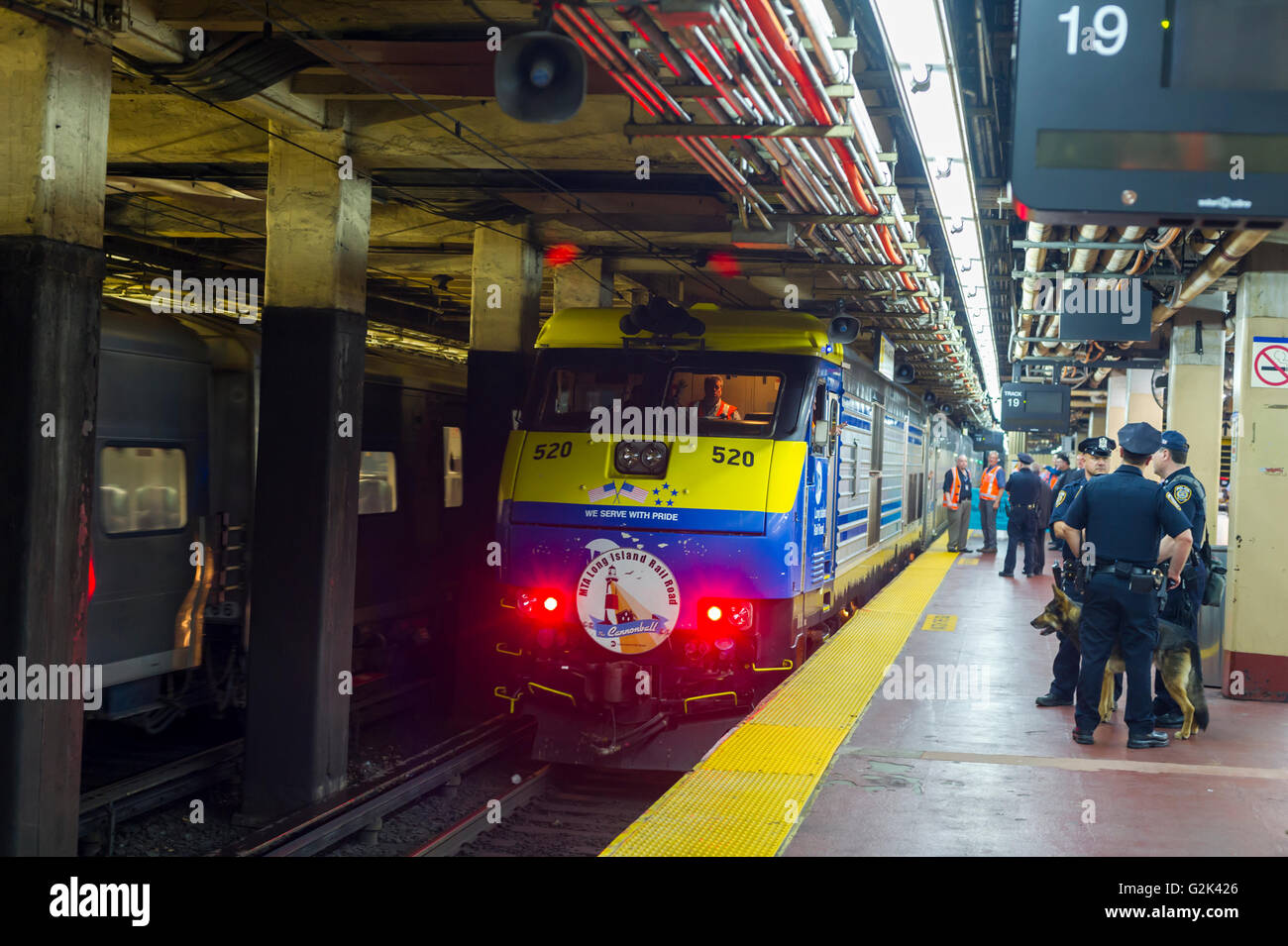 Il Cannonball si discosta dalla Penn Station a New York per il weekend del Memorial Day Venerdì 27 Maggio, 2016. Ogni venerdì durante il periodo estivo il treno, consistente di double-decker cars tirato da un potente dual-mode locomotiva, correrà express per Westhampton sull'Isola Lunga rendendo le 76 miglia di viaggio in 94 minuti. Da Westhampton continuerà a punti a est che arrivano in corrispondenza della punta dell'isola, Montauk. La domenica il treno procederà in retromarcia e tornare alla stazione di Penn. Il treno è il solo nome eseguito su ferrovia. Il viaggio da Penn Station a Montauk terminale è 117 miglia rendendo il treno la longes Foto Stock