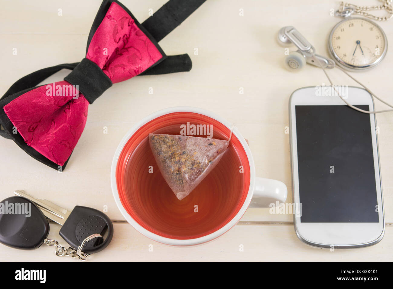 Tazza di tè e accessori per una giornata di successo Foto Stock