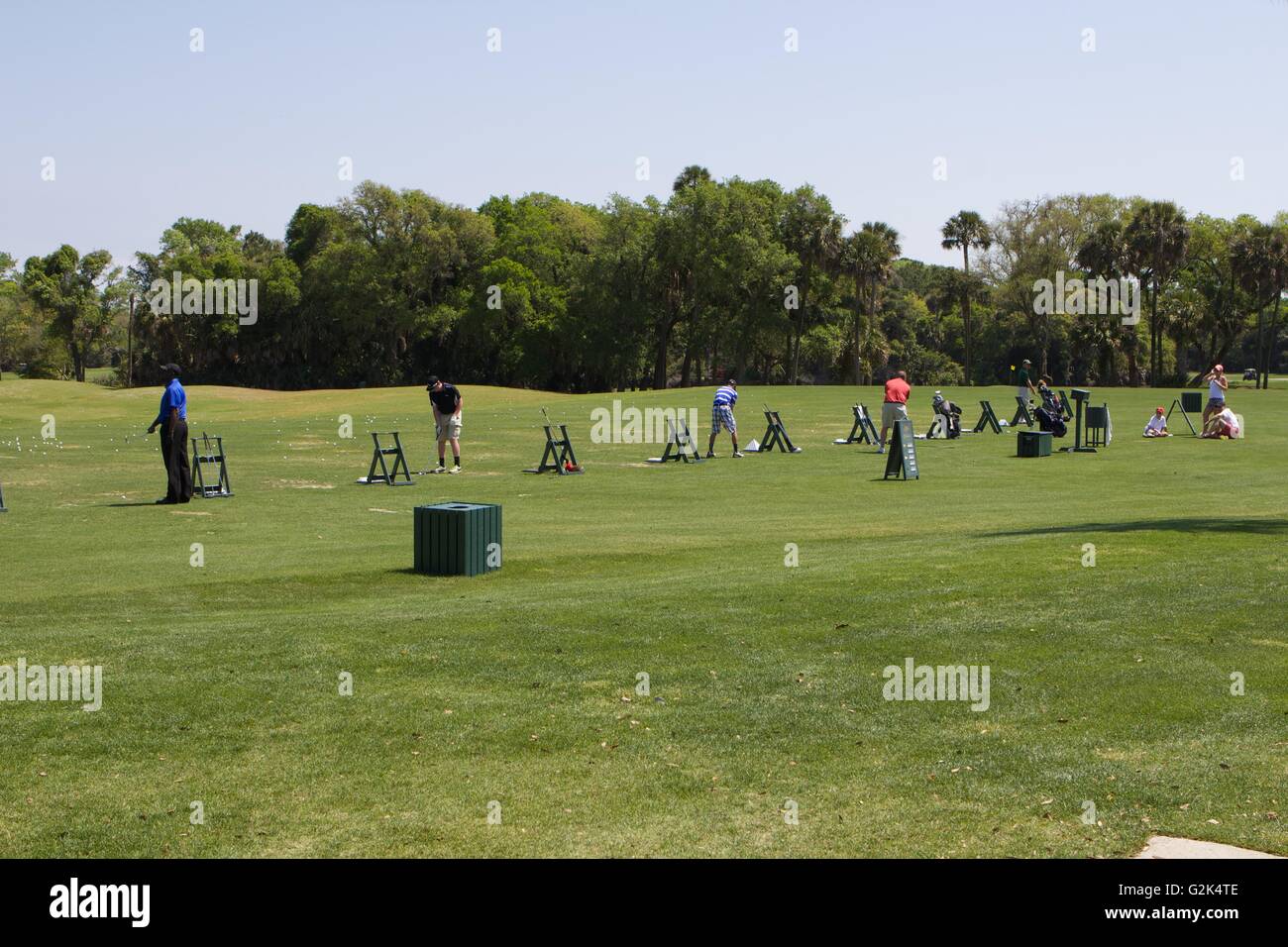 Gli amanti del golf su un campo pratica Foto Stock