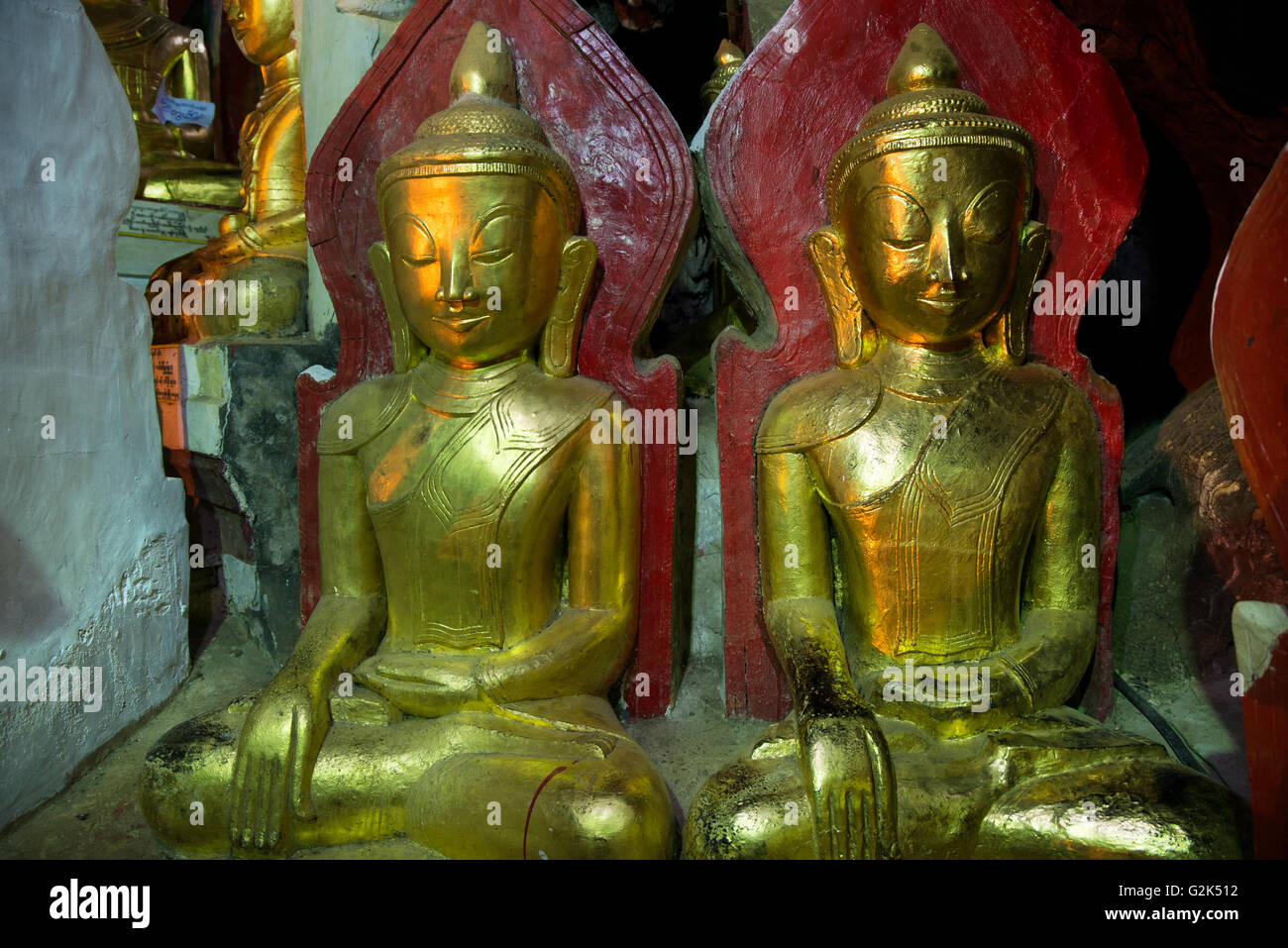 Due Golden Statue di Buddha, grotta di Pindaya, taunggyi divisione, stato shan, MYANMAR Birmania Foto Stock