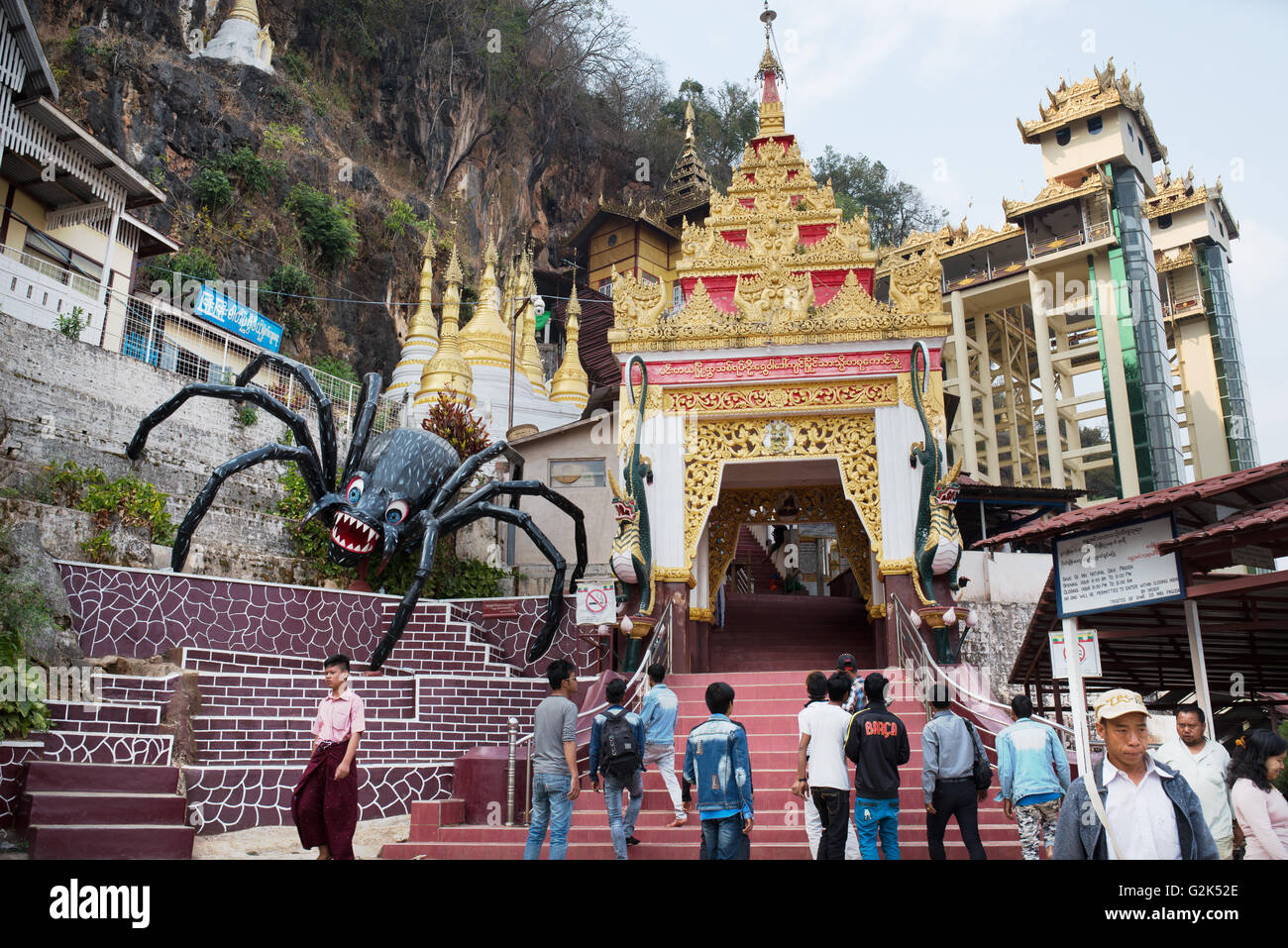 Il ragno gigante all'entrata di shwe u min paya, grotta di Pindaya, taunggyi divisione, stato shan, MYANMAR Birmania Foto Stock