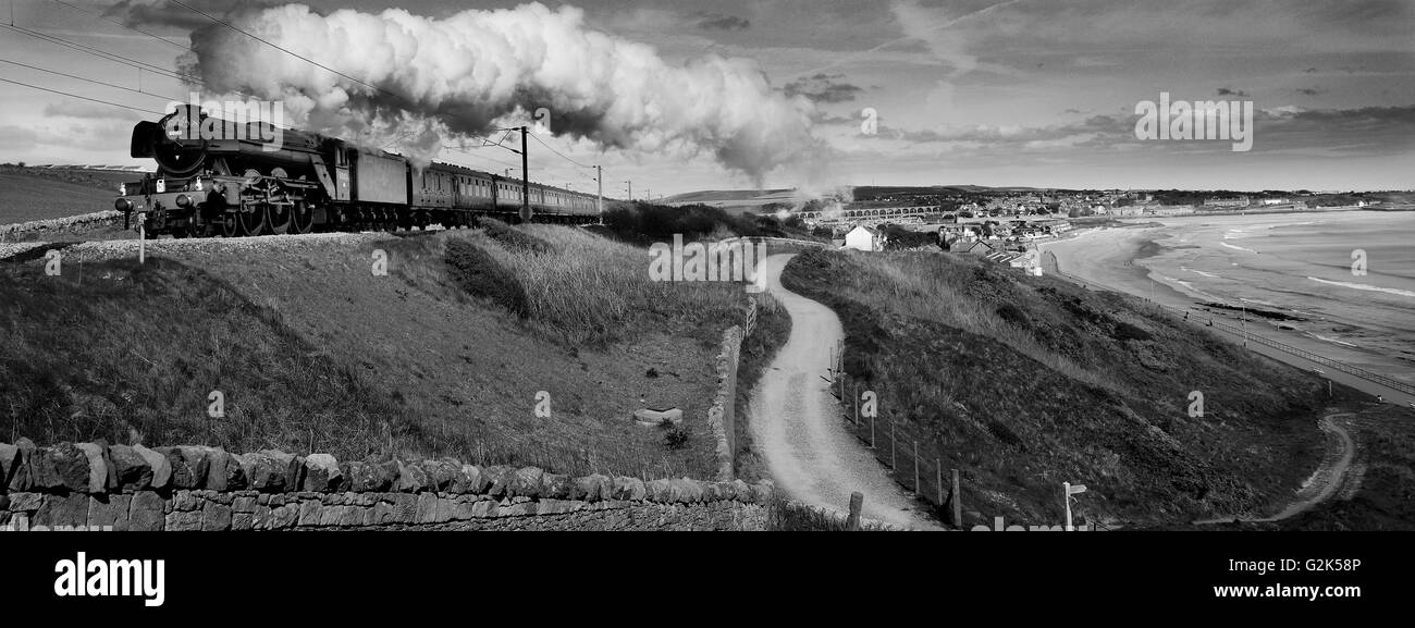 Berwick upon Tweed, Inghilterra, 17 maggio 2016. Il Flying Scotsman capi sud dopo aver preso su acqua a Tweedmouth, Berwick upo Foto Stock