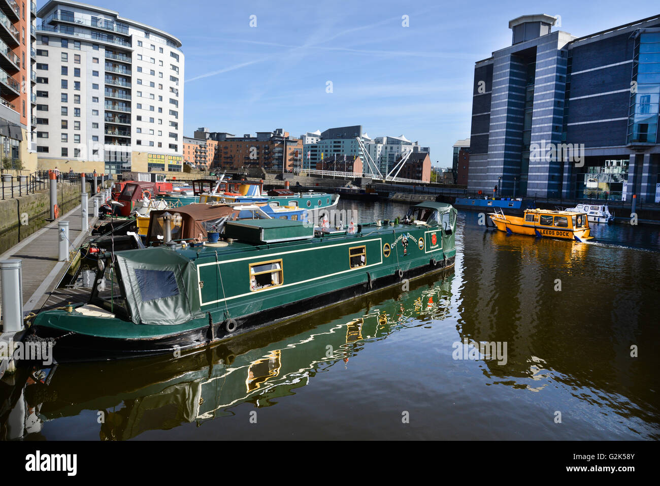 Leeds Dock, imbarcazioni strette, acqua taxi e il Royal Armouries Museum Foto Stock