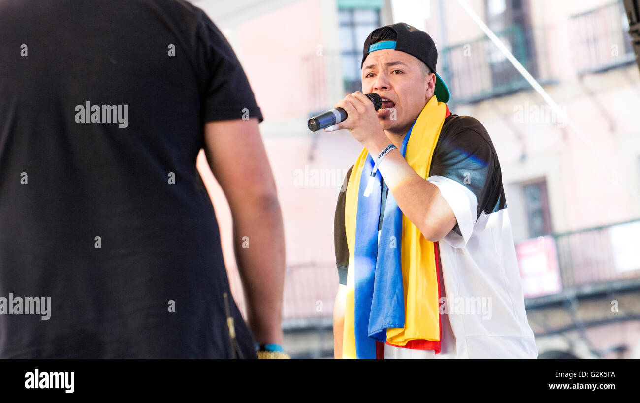 MC spagnolo "Giorgi M' canta al freestyle battle 'RedBull Batalla de Los Gallos' in Leon (Spagna) il 29 maggio 2016. Foto Stock