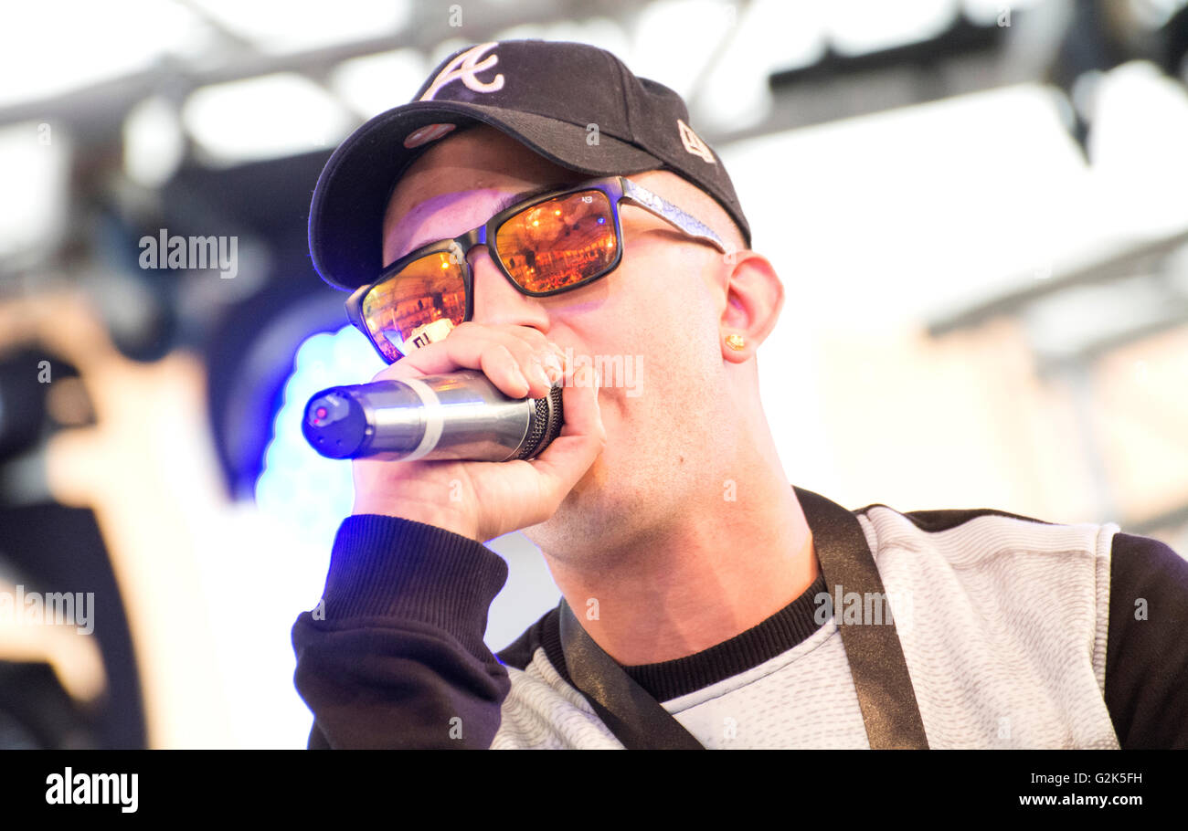 Il rapper spagnolo "Arce' canta al freestyle battle 'RedBull Batalla de Los Gallos' in Leon (Spagna) il 29 maggio 2016. Foto Stock