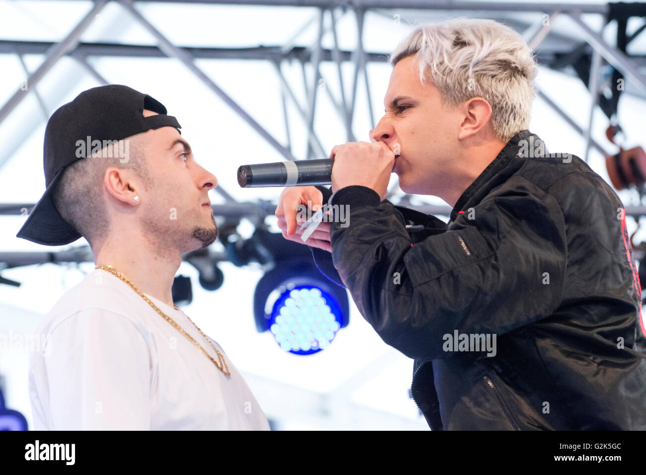 MC spagnolo 'FJ" canta al freestyle battle 'RedBull Batalla de Los Gallos' in Leon (Spagna) il 29 maggio 2016. Foto Stock