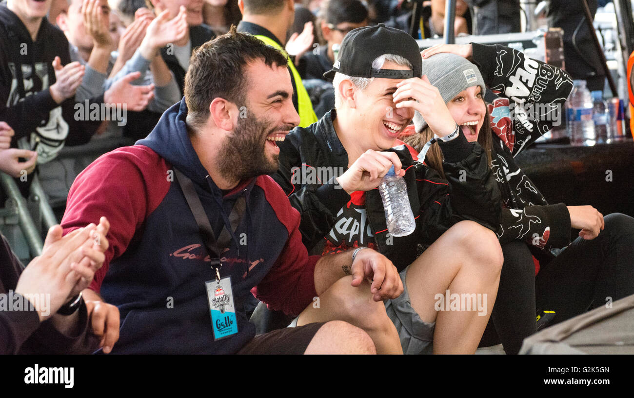 MC's laught al freestyle battle 'RedBull Batalla de Los Gallos' in Leon (Spagna) il 29 maggio 2016. Foto Stock