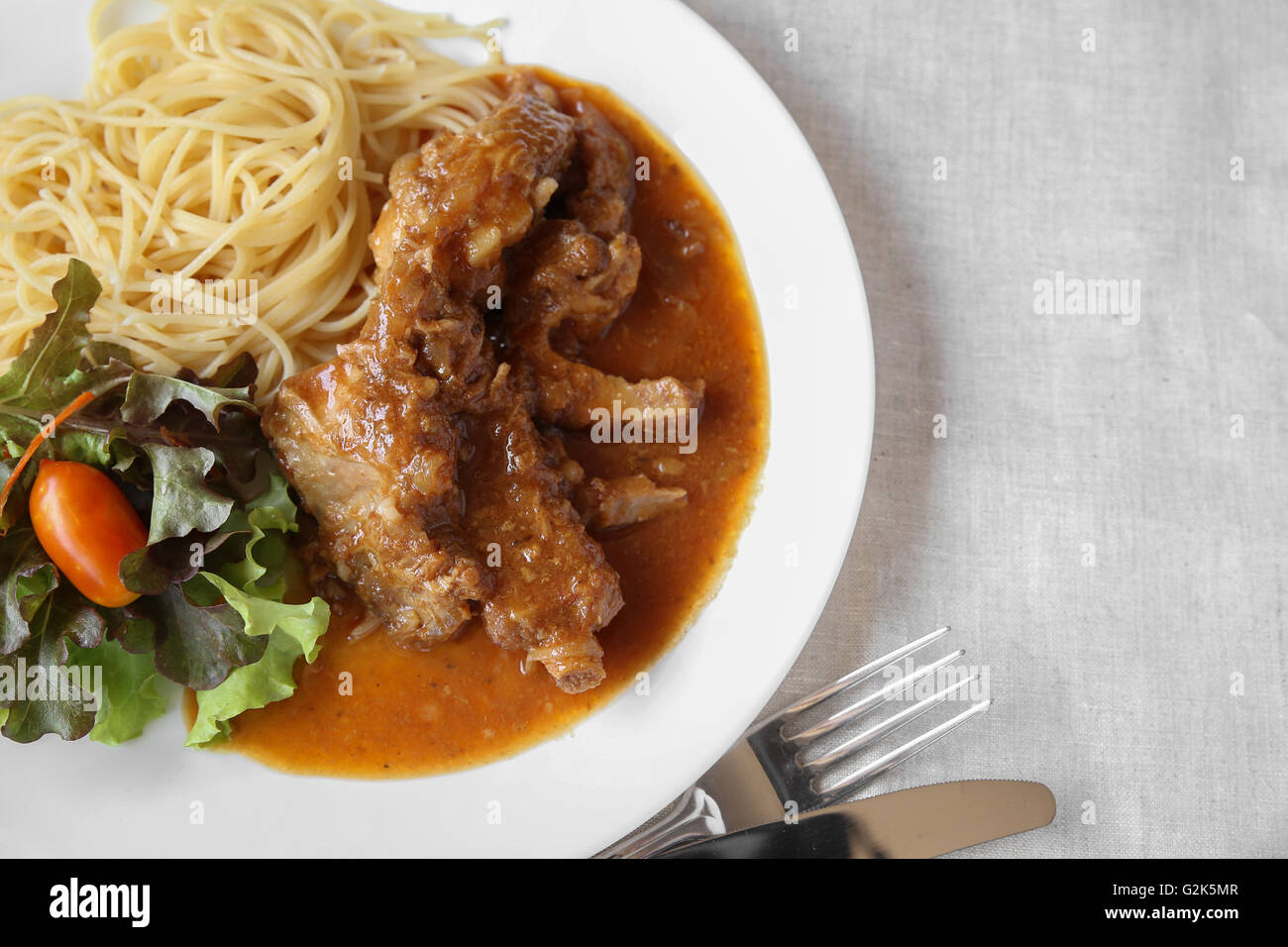 In casa cottura lenta risparmiato nervatura con spaghetti e insalata mista Foto Stock