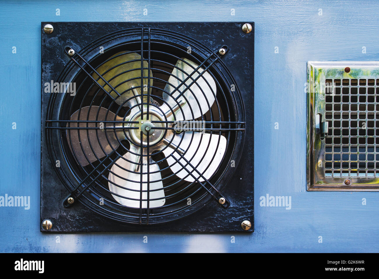 Ventola di raffreddamento assiale ventilatore nel garage Foto Stock