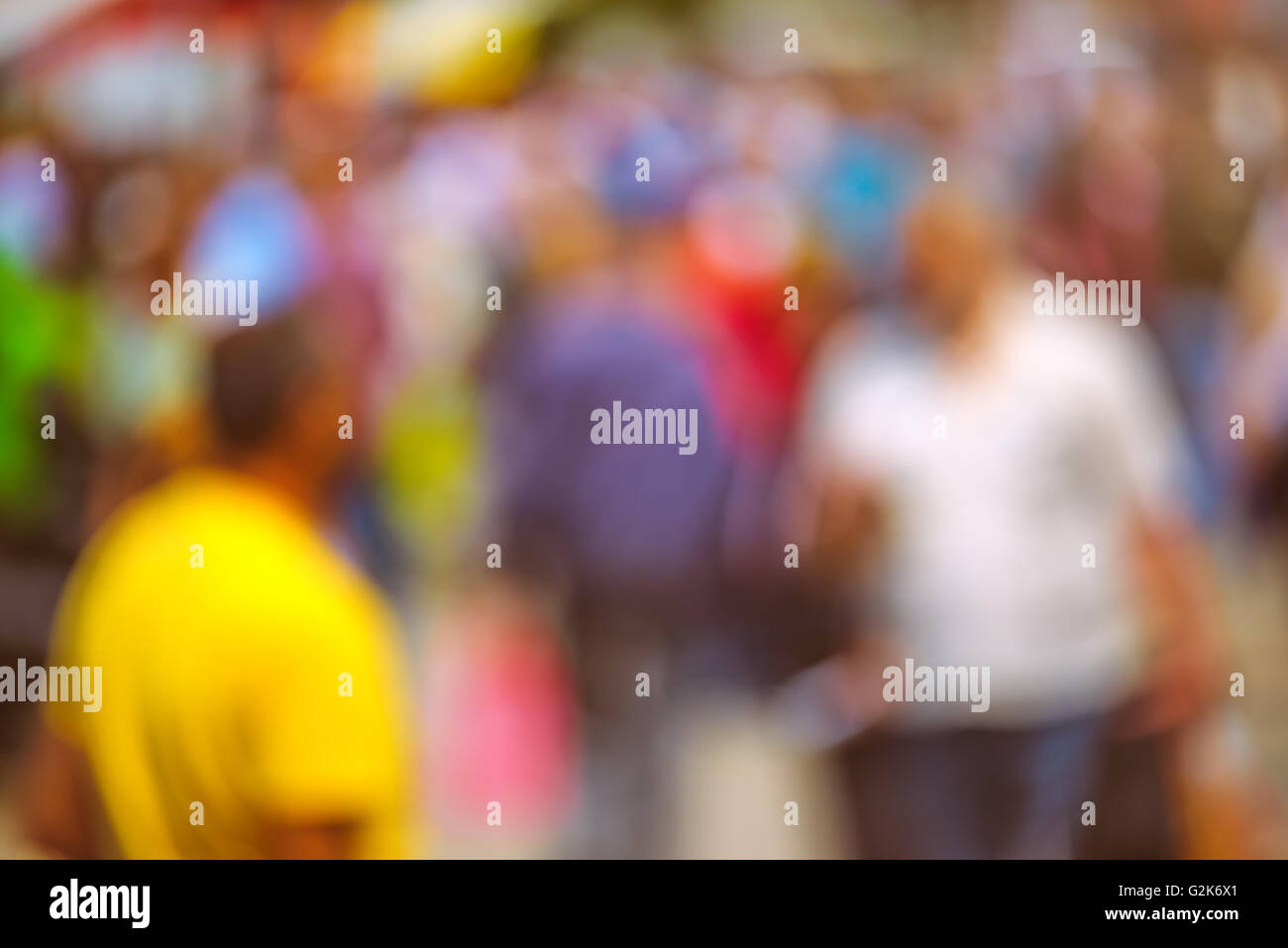 Street folla fuori fuoco, irriconoscibile ordinaria quotidiana di uomini e donne come la sfocatura dello sfondo urbano. Foto Stock
