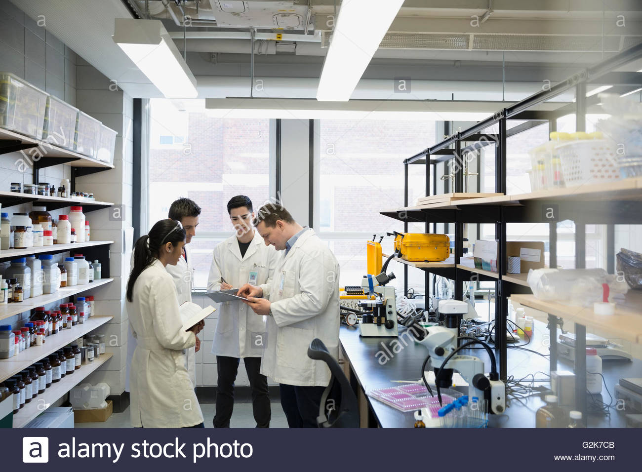Gli scienziati riuniti in laboratorio Foto Stock