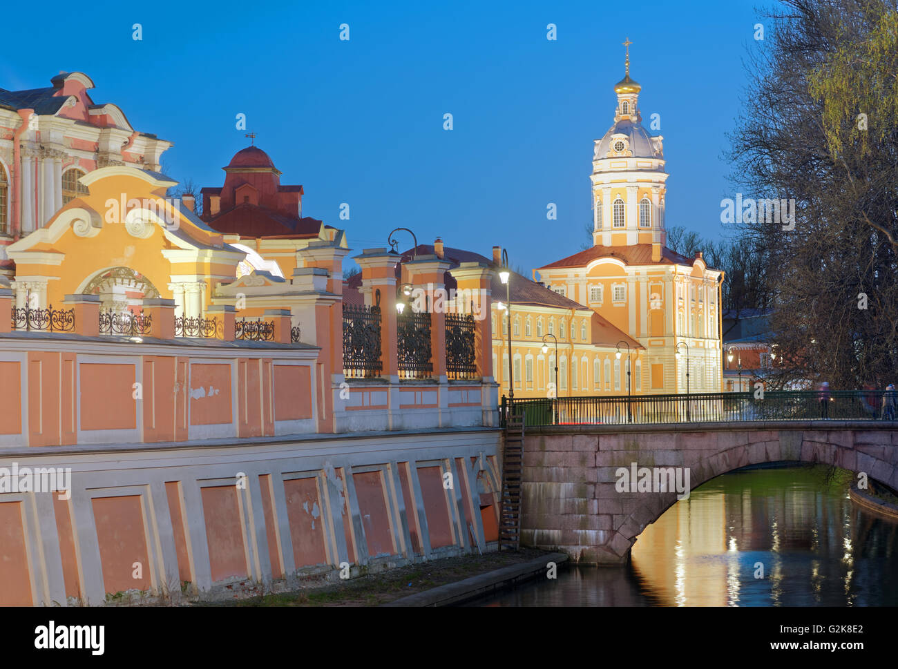 Vista della torre di nord-ovest (sacrestia) di St. Alexander Nevsky Lavra a San Pietroburgo, Russia Foto Stock