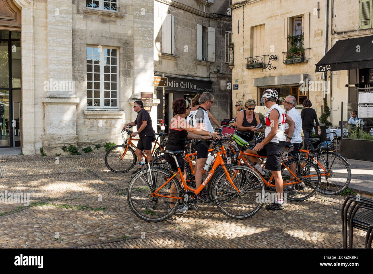 I turisti sulle biciclette, Avignon Vaucluse, Provence-Alpes-Côte d'Azur, in Francia Foto Stock