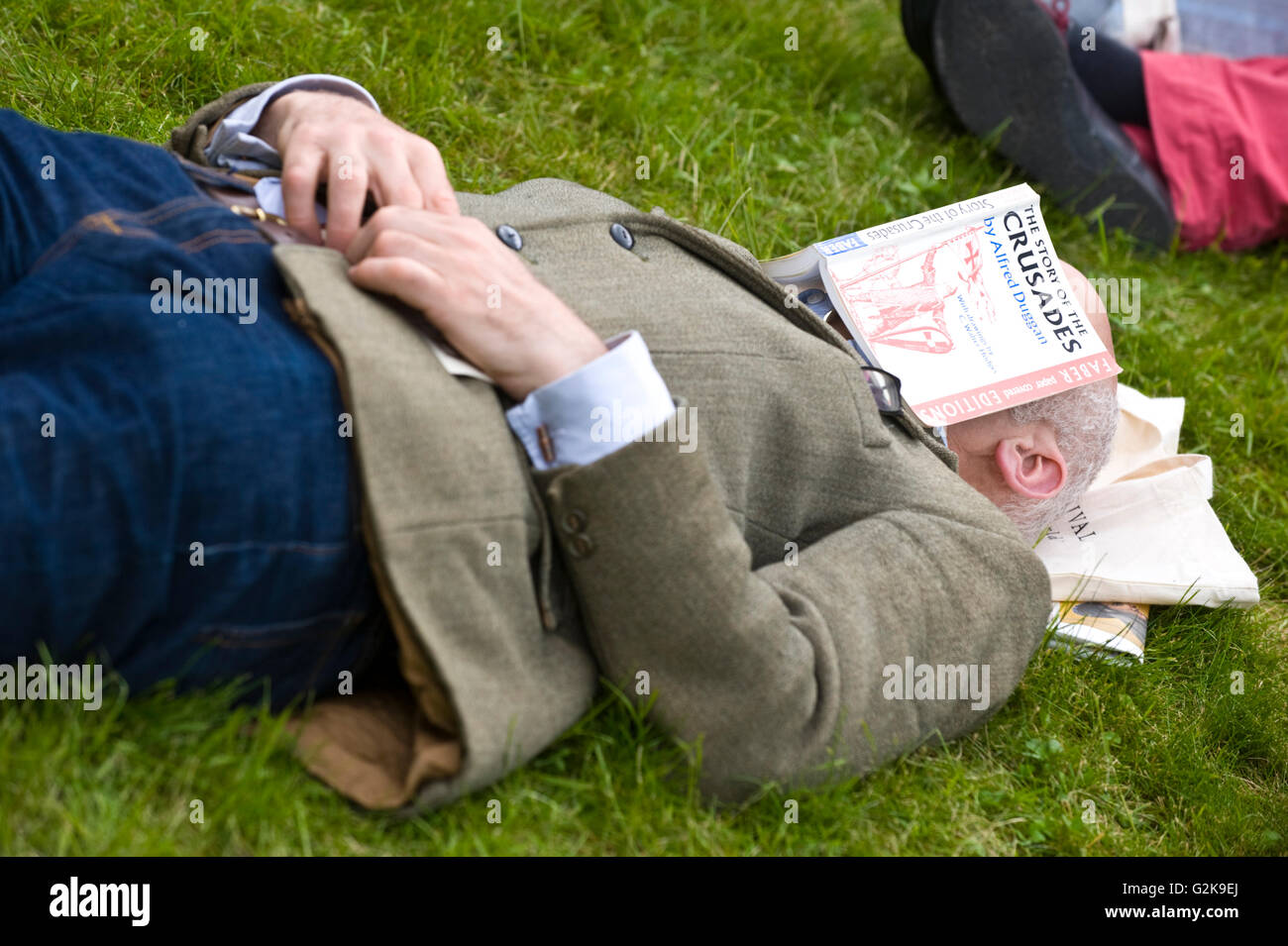 I visitatori di dormire su un prato a Hay Festival 2016 Foto Stock