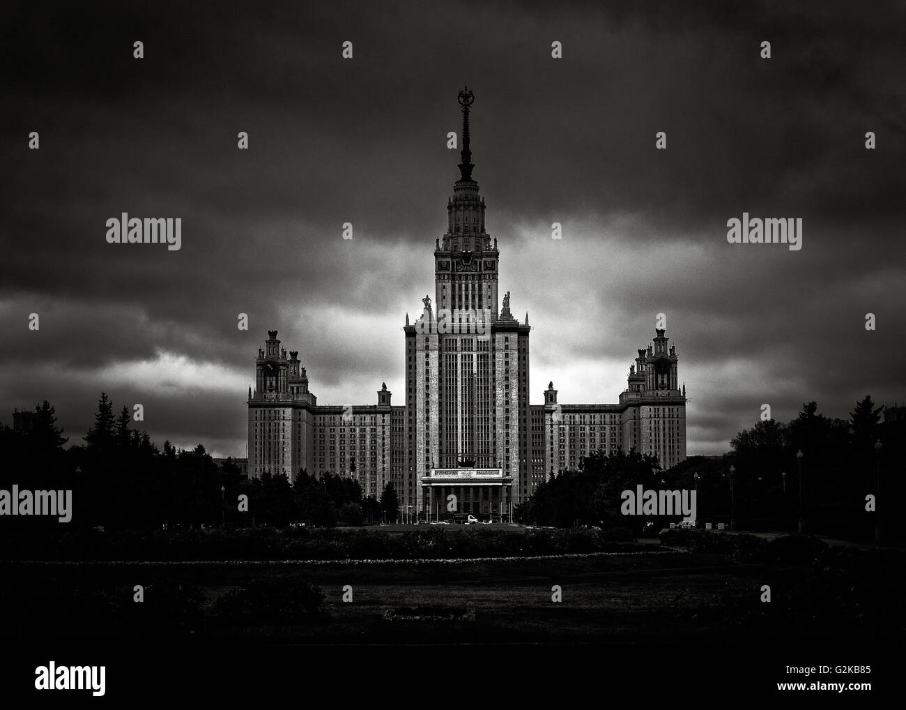 Edificio principale e spire contro il cielo minaccioso, Lomonosov Moscow State University, Mosca, Russia Foto Stock