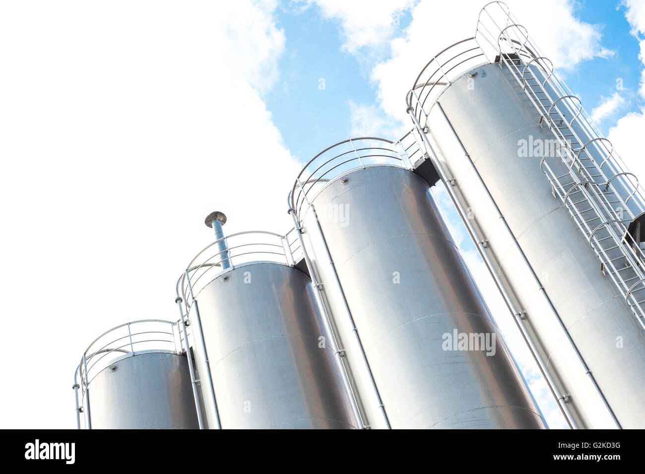 Silos industriali per la produzione chimica, da acciaio inossidabile. Foto Stock