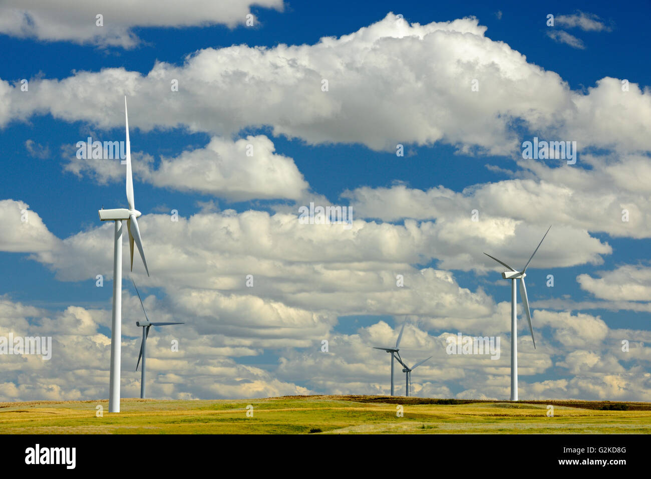 Le turbine eoliche e le nuvole Rosenhof Saskatchewan Canada Foto Stock