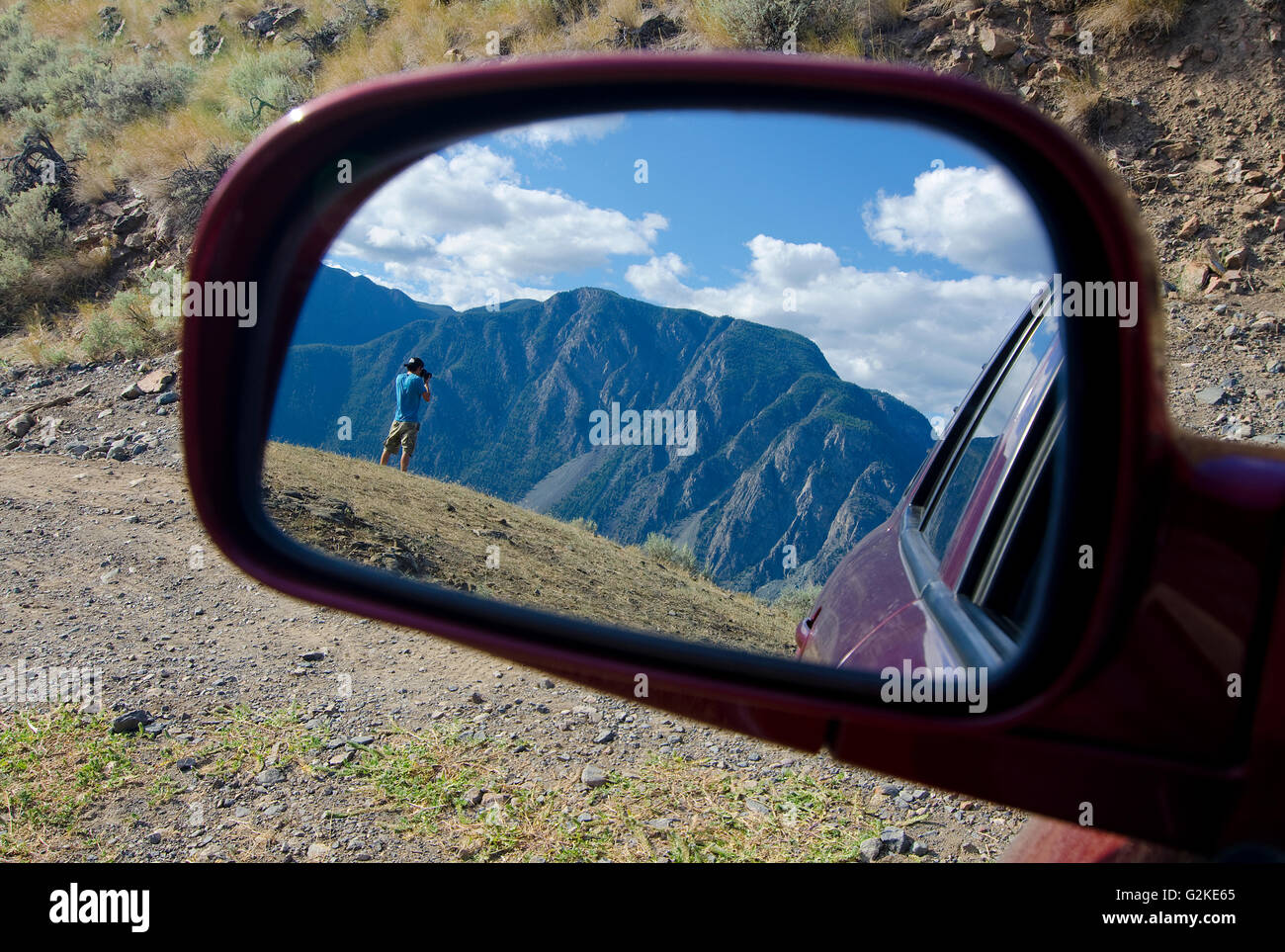 Vista estiva escursionista veduta laterale attraverso lo specchio mentre prende le foto da puntaspilli montagna che si affaccia in Keremeos Similkameen Foto Stock